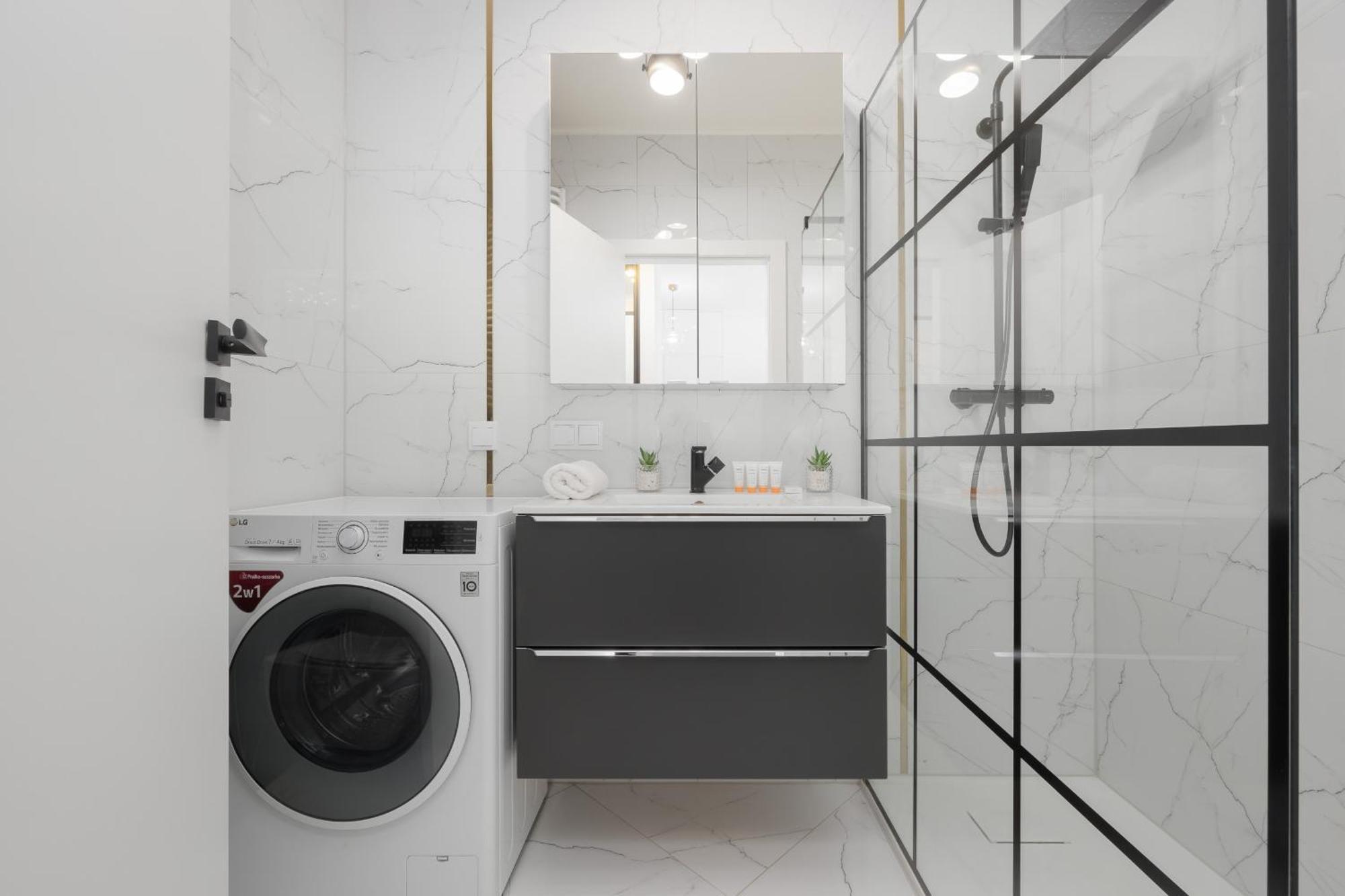 Apartment With Balcony & Parking In Warsaw By Noclegi Renters ภายนอก รูปภาพ