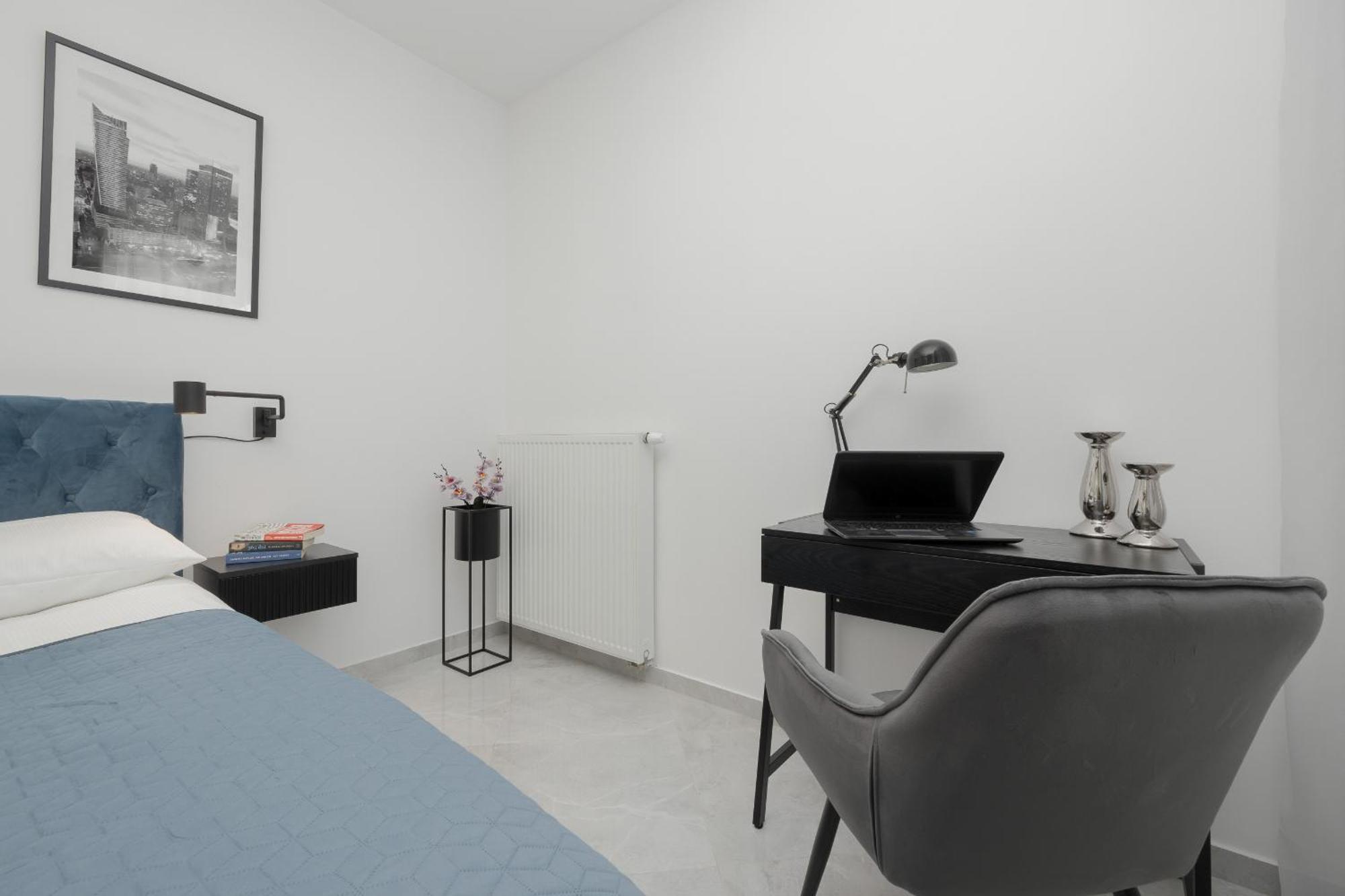Apartment With Balcony & Parking In Warsaw By Noclegi Renters ภายนอก รูปภาพ