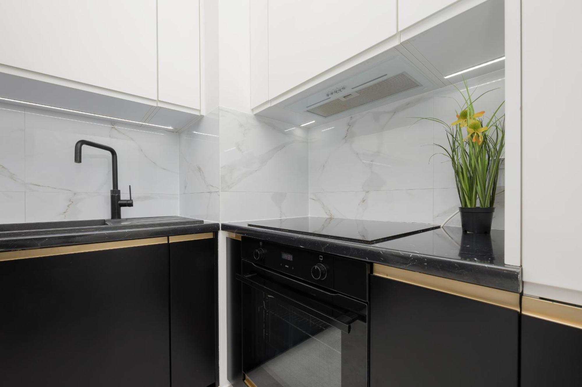 Apartment With Balcony & Parking In Warsaw By Noclegi Renters ภายนอก รูปภาพ